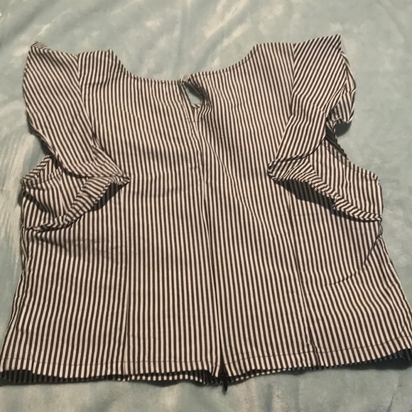 Cute striped, ruffle sleeve cropped top - Picture 3 of 3